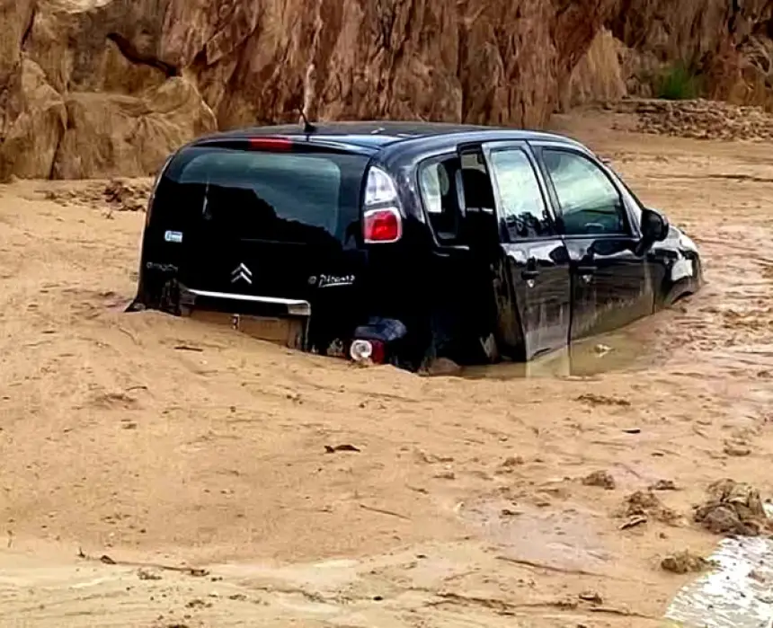 فيضانات جارفة بالجزائر تودي بحياة خمسة أشخاص وتخلف عشرات الجرحى